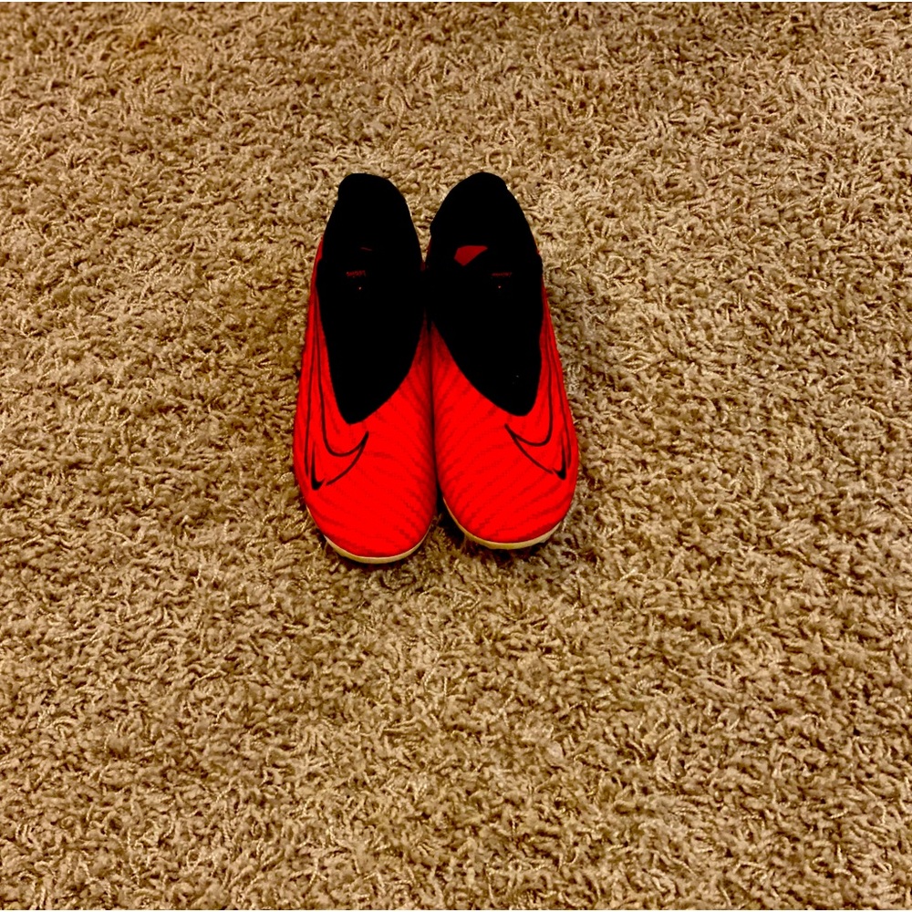 Red Nike Phantom GX Academy None Laces Cleats